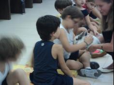 2º ano C aprende sobre os símbolos da Páscoa com mamães