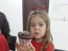 Cupcake com mamãe Larissa no Grupo Música