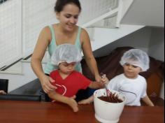 Cupcake com mamãe Larissa no Grupo Música