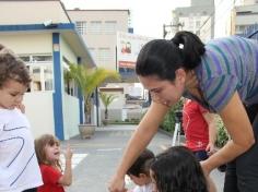 Grupo Música realiza plantação com mamãe Liliane