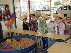 Festa Junina no arraial da Educação Infantil e 1º ano