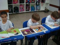 Hora da leitura no grupo Amigos do Planeta