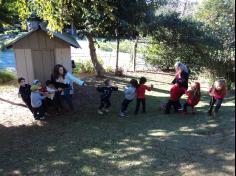 Grupos Peixe e Música em uma tarde de estudos e brincadeiras no Espaço Verde