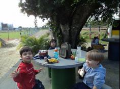 Grupos Peixe e Música em uma tarde de estudos e brincadeiras no Espaço Verde