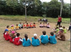 2º ano C no Espaço Verde – Baú das Cores