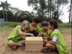 2º ano C no Espaço Verde – Baú das Cores