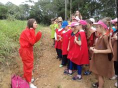 2º ano C no Espaço Verde – Baú das Cores