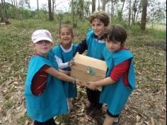 2º ano C no Espaço Verde – Baú das Cores