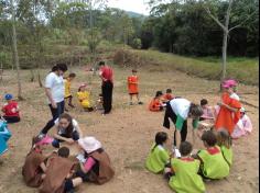 2º ano C no Espaço Verde – Baú das Cores