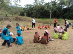 2º ano C no Espaço Verde – Baú das Cores