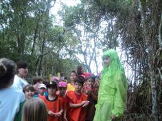 2º ano C no Espaço Verde – Baú das Cores