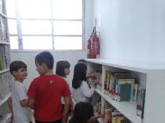 1º ano A visita a Biblioteca da Escola