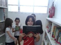 1º ano A visita a Biblioteca da Escola