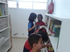 1º ano A visita a Biblioteca da Escola