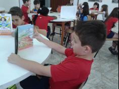 1º ano A visita a Biblioteca da Escola