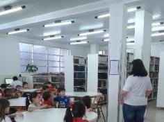 1º ano A visita a Biblioteca da Escola