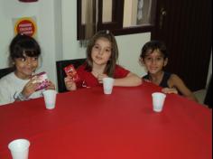 1º ano D se refrescando com gelatina