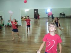 Brincadeira com balão, sempre uma diversão