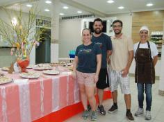 Equipe diretiva, Professores e Funcionários celebrando a Páscoa!