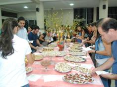 Equipe diretiva, Professores e Funcionários celebrando a Páscoa!