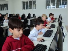 1º ano C em aula de Informática