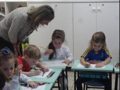 Brincando de ser arquiteto com a mamãe Fernanda.