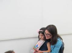 Contação de histórias com a Mamãe Sandra no 2º ano B