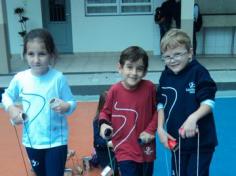 1º ano D brinca e se diverte com brinquedos recicláveis