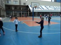 1º ano D brinca e se diverte com brinquedos recicláveis