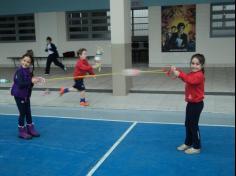 1º ano D brinca e se diverte com brinquedos recicláveis