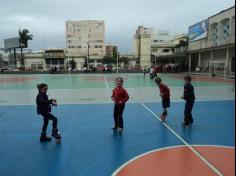 1º ano D brinca e se diverte com brinquedos recicláveis