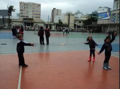 1º ano D brinca e se diverte com brinquedos recicláveis