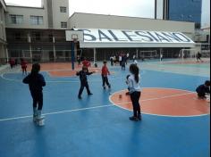 1º ano D brinca e se diverte com brinquedos recicláveis