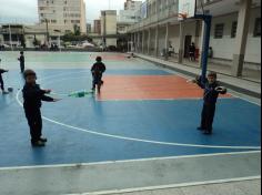 1º ano D brinca e se diverte com brinquedos recicláveis