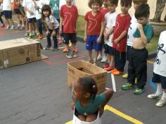 Caixa  de papelão combina com brincadeiras de montão