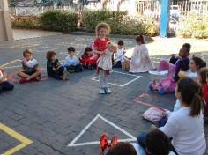 Grupo Aventureiros brincando com bebês