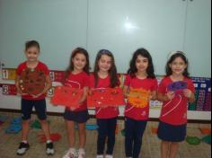 1º ano B construindo máscaras africanas