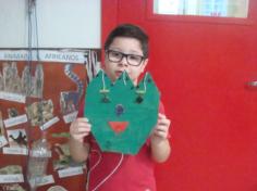 1º ano B construindo máscaras africanas