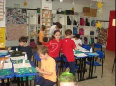 1º ano B construindo máscaras africanas