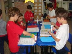 1º ano B construindo máscaras africanas