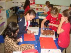 1º ano B construindo máscaras africanas