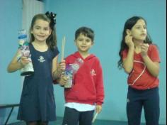 Grupo Super Leitores construindo instrumentos musicais