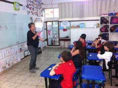 Artista itajaiense visita o Grupo Exploradores