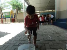 Brincadeiras com água no Infantil III!