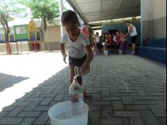 Brincadeiras com água no Infantil III!