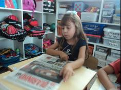 Infantil IIB brincando com jornal