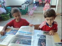 Infantil IIB brincando com jornal