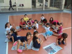 Infantil IIB brincando com jornal