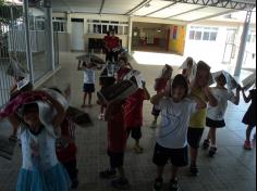 Infantil IIB brincando com jornal