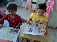 Infantil IIB brincando com jornal